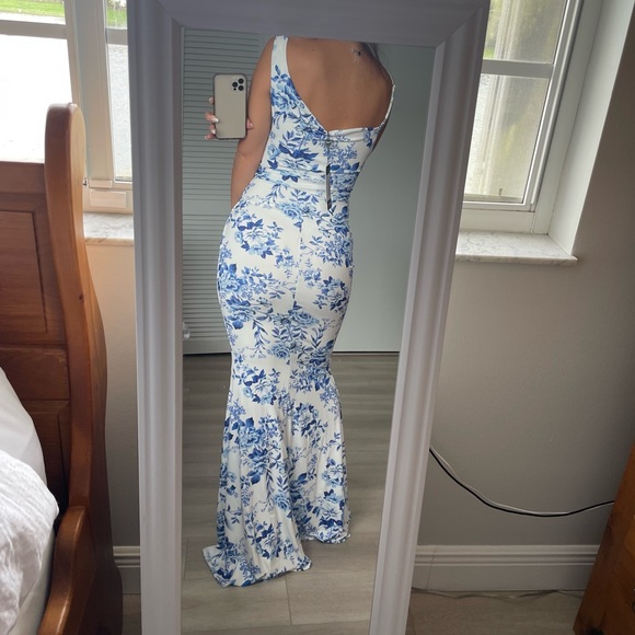 CLUB L LONDON - BLUE FLORAL PRINT ASYMMETRIC NECKLINE COWL MAXI DRESS - Picture 3 of 5